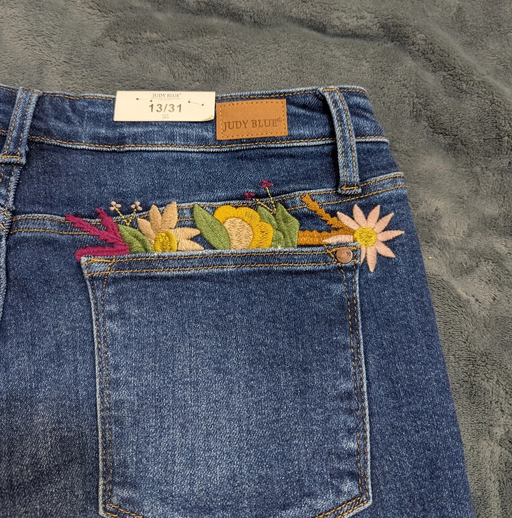 NWT Judy Blue Jeans Womens 13/31 Floral Embroidered High Rise Boyfriend Fit